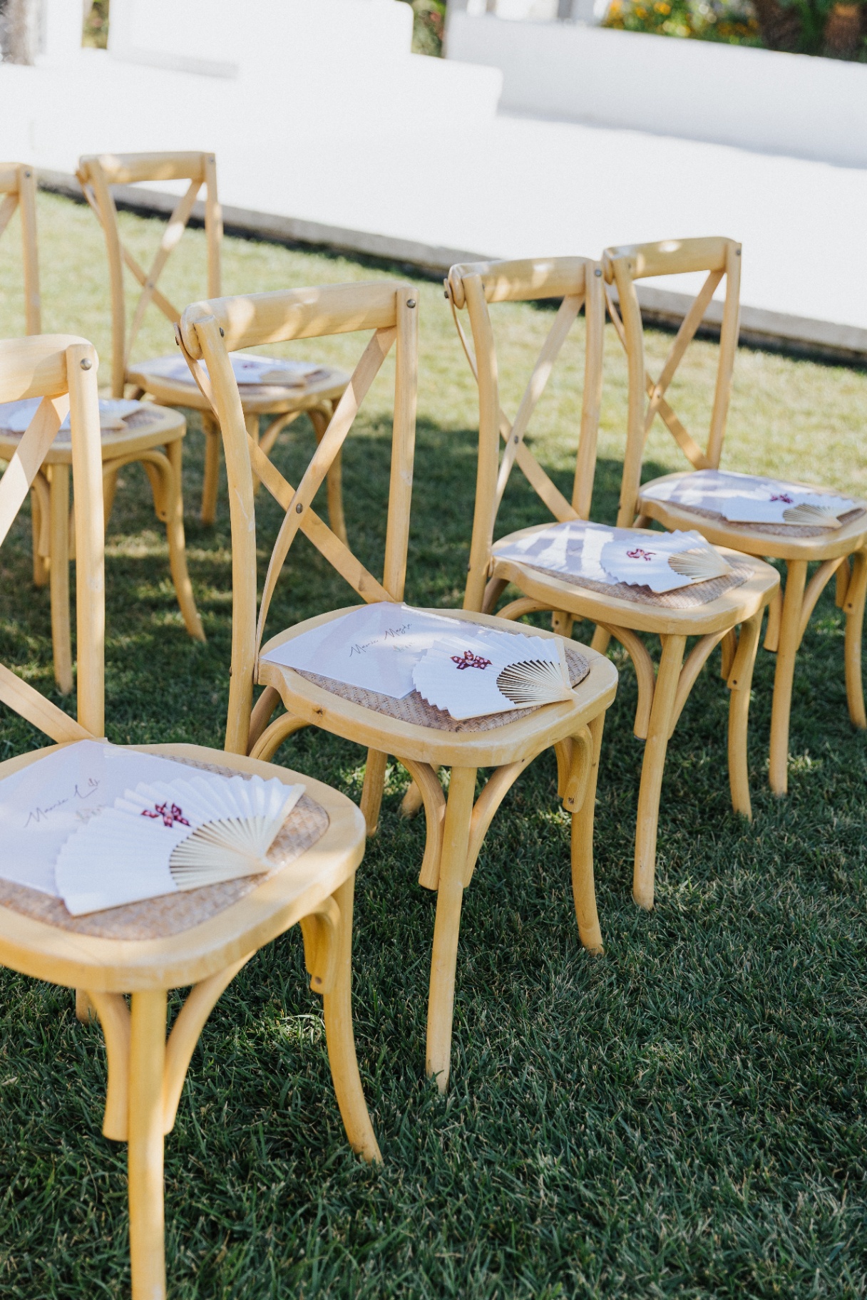 Chaises de cérémonie avec éventails et programmes